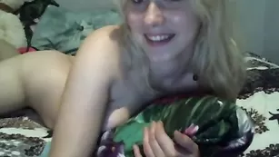 Грудастая шалава kira2015 ласкает бритую пизду