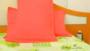 Дамочка в чулках LadyBianca мастурбирует бритую пизду
