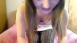 Похотливая сучка MyleneX раздевается и дрочит киску