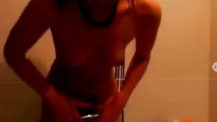 Сочная стерва rimmy моет киску в душе