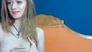 Привлекательная сучка BlondBich разминает сочные дойки