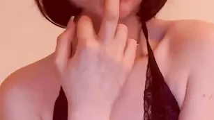 Экстравагантная дама yoola застенчиво трогает грудь