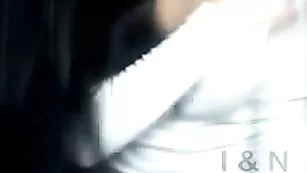 Горячая брюнетка Lexus460 теребит вагину