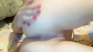 Страстная девка Naomi шурудит пальчиками между ножек