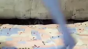 Страстная девка Naomi шурудит пальчиками между ножек