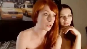 Дуэт блядей GloriLove общается и показывает сиськи