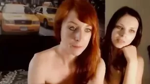 Дуэт блядей GloriLove общается и показывает сиськи