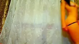 Порочная брюнетка скачет на секс игрушке