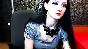 Привлекательная барышня AlenaLove смачно долбит вагину секс игрушкой