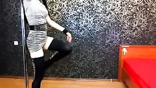 Привлекательная барышня AlenaLove смачно долбит вагину секс игрушкой