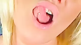 jesydiamond любит сосать пальчик