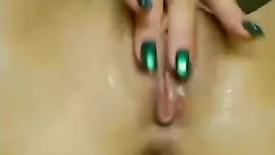 Похотливая телочка AlanaBi скачет на секс игрушке