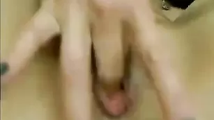 Похотливая телочка AlanaBi скачет на секс игрушке