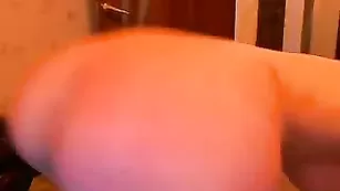 Игривая краля Evelyn ласкает пилотку пальчиками