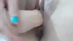 Симпатичная телочка трахает письку секс игрушкой