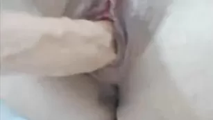 Симпатичная телочка трахает письку секс игрушкой