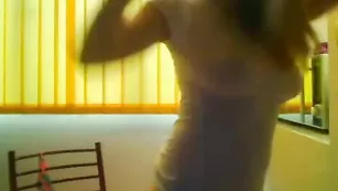 Грудастая малышка эротично раздевается на камеру