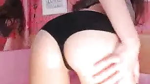 Симпатичная чертовка annasmith ласкает красивые сиси