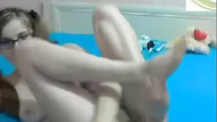 Смазливая путана MissAmelia ласкает натуральные сиськи