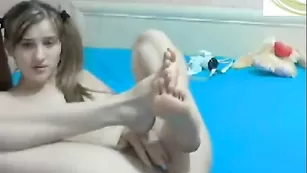 Смазливая путана MissAmelia ласкает натуральные сиськи