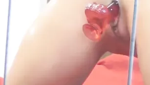 Блаженная куколка karrina дрочит бритое влагалище