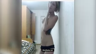 Смазливая краля callifornia нежно мастурбирует пизду