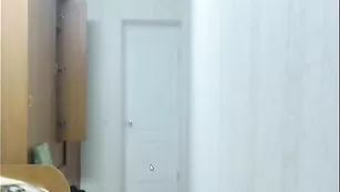 Смазливая краля callifornia нежно мастурбирует пизду