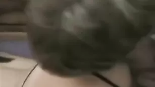 Красивая брюнетка сосет член и занимается сексом