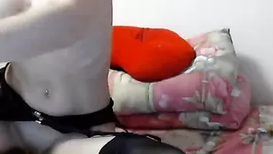 Грудастая барышня sonyanew111 позирует в чулочках и ласкает соски