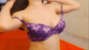 Пошлая сучка sweettbaby4u мастурбирует очко