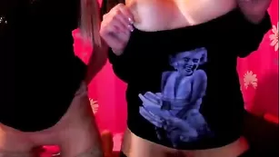 Цыпочка ELENAXXX с подружкой показывает попку