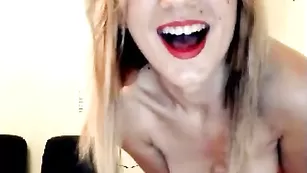 Пошлая шлендра crazytitss снимает нижнее белье