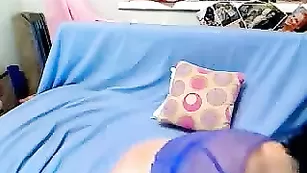 Смазливая кобыла DarkLyrrrics ласкает свои дырочки