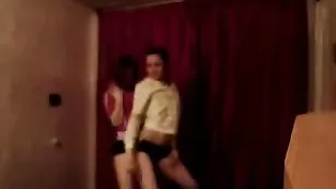 Зажигательные девушки эротично танцуют в трусиках