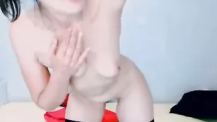 Темноволосая шлендра marielly наминает бритые дырочки