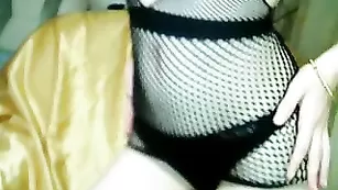 Ажурная стерва Loverone дрочит киску рукой