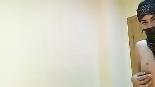 Озорная самка CokeySpeed ласкает сисечки