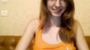 Смазливая цыпочка CamDoll общается во фри