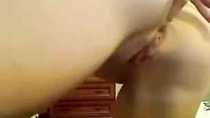 Строптивая богиня KarinaFox сует палец в анус