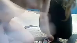 Сочная путана jesykka трахает пизду фаллосом