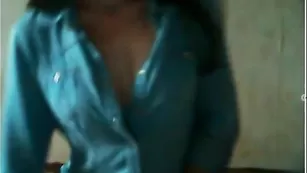 Темноволосая красотка lanasexy7 ласкает бритую пизду