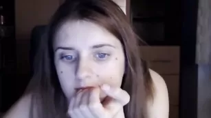 Темноволосая шваль MonicaCute общается во фри чате