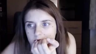 Темноволосая шваль MonicaCute общается во фри чате
