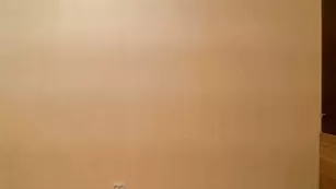 Телочка Gina Russel сексуально танцует