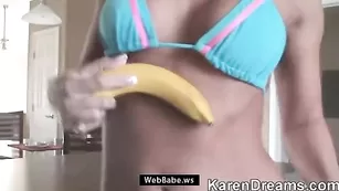 Приятная баба Karen развлекается с бананом