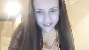 Строптивая краля VirginCat ласкает бритую пизду