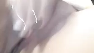 Строптивая краля VirginCat ласкает бритую пизду