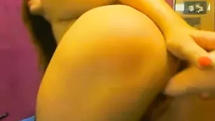 Восхитительная дама SuzanaSky яро трахает себя фаллосом