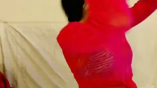 Озорная куколка darkdiamon танцует красивый стриптиз