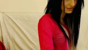 Озорная куколка darkdiamon танцует красивый стриптиз